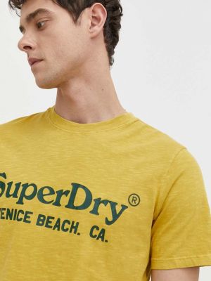 Koszulka bawełniana z nadrukiem Superdry żółta