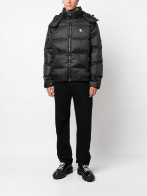 Péřová bunda s kapucí s potiskem Calvin Klein černá
