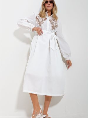 Pletené šaty s výšivkou s balonovými rukávy Trend Alaçatı Stili bílé