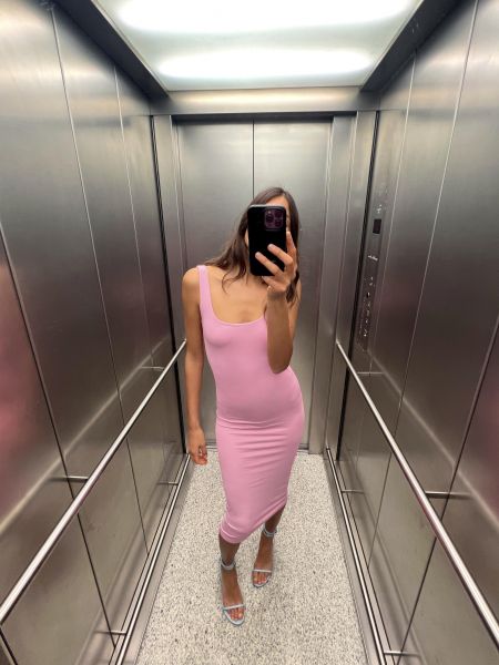 Приталенное платье миди Zara розовое