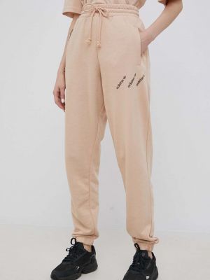 Kalhoty s potiskem Adidas Originals béžové