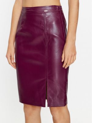 Slim fit priliehavá kožená sukňa z ekologickej kože Guess fialová