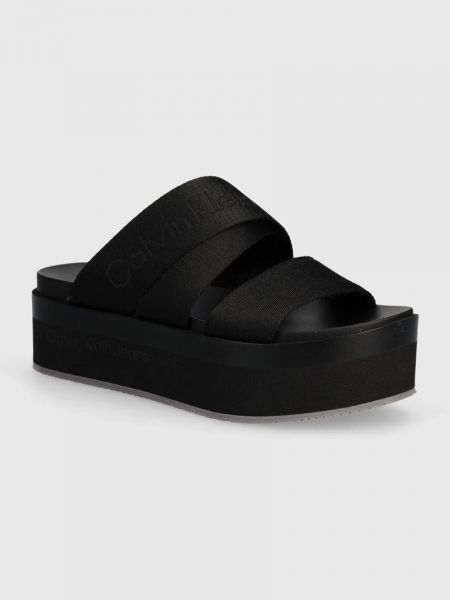 Pantofle na platformě Calvin Klein Jeans černé