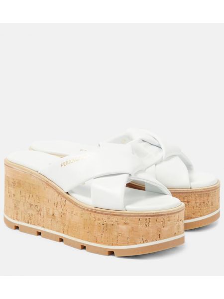 Kožené sandály na klínovém podpatku Ferragamo bílé