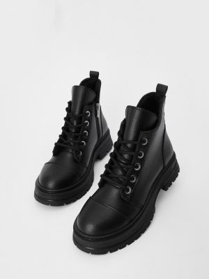 Nėriniuotos auliniai batai su raišteliais Marjin juoda