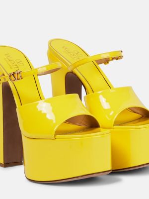 Sandały skórzane na platformie Valentino Garavani żółte