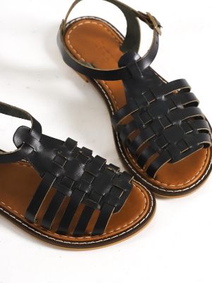 Sandále bez podpätku Capone Outfitters čierna