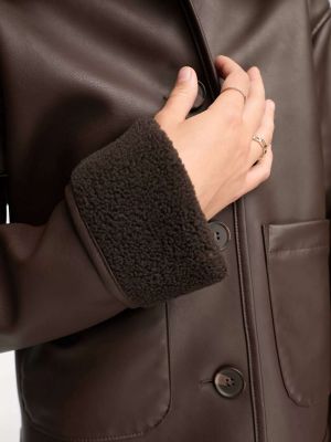 Кожаная куртка из искусственной кожи Monki коричневая