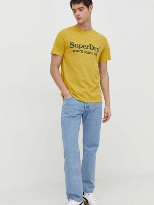 Koszulka bawełniana z nadrukiem Superdry żółta