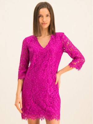 Priliehavé šaty Guess fialová