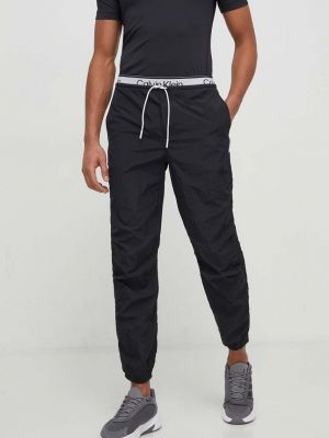 Kalhoty s potiskem Calvin Klein Performance černé