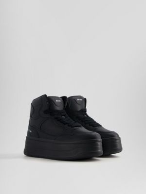 Czarne sneakersy na platformie Bershka