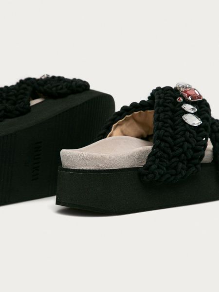 Pantofle na platformě Inuikii černé