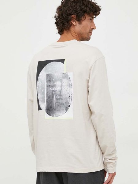 Bavlněné tričko s dlouhým rukávem s potiskem s dlouhými rukávy Calvin Klein béžové