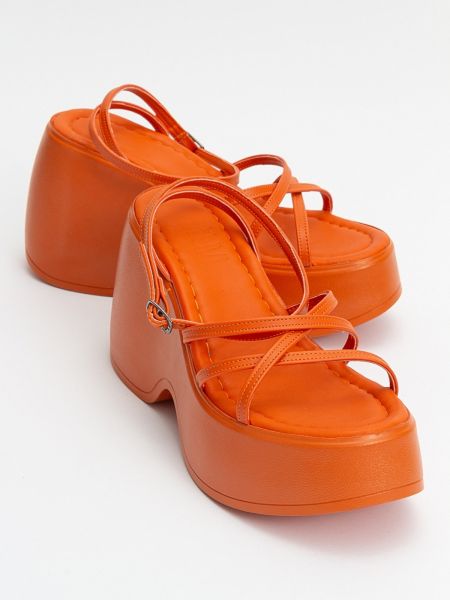 Sandále na podpätku na kline Luvishoes oranžová