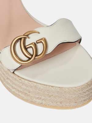 Kožené sandály na klínovém podpatku Gucci bílé
