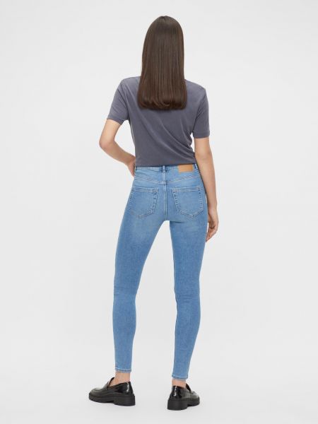 Priliehavé skinny fit džínsy Pieces modrá