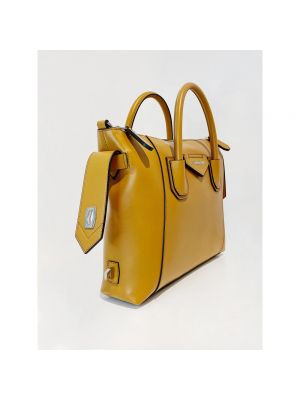 Bolso clutch Givenchy amarillo