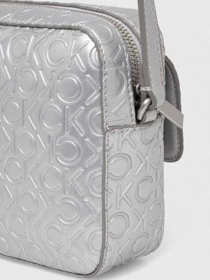 Crossbody táska Calvin Klein ezüstszínű