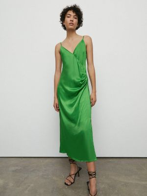Атласное платье миди с рюшами Warehouse зеленое