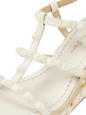 Sandały z paskami na koturnie Alma En Pena białe