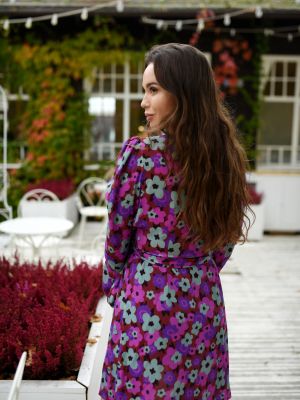 Sukienka w kwiatki Quiosque fioletowa