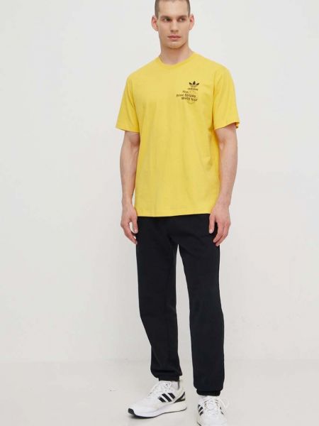 Koszulka bawełniana z nadrukiem Adidas Originals żółta