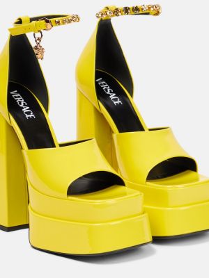 Кожени сандали на платформе от лакирана кожа Versace жълто