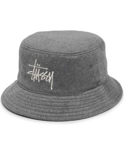 Brodert lue Stüssy grå