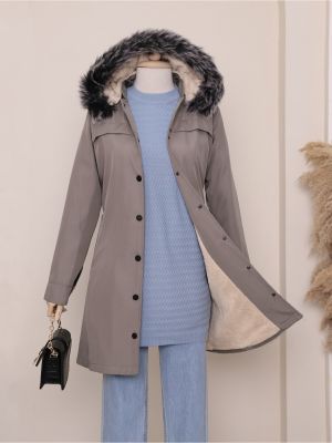 Péřový krátký kabát s kapucí s kapsami Modamorfo