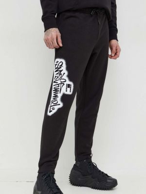 Sportovní kalhoty s potiskem Tommy Jeans černé