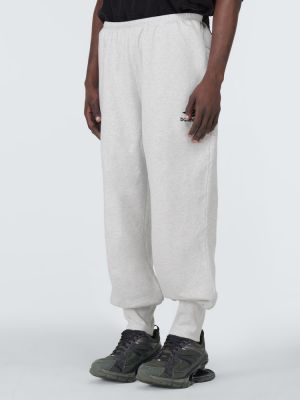 Bavlnené teplákové nohavice Balenciaga sivá