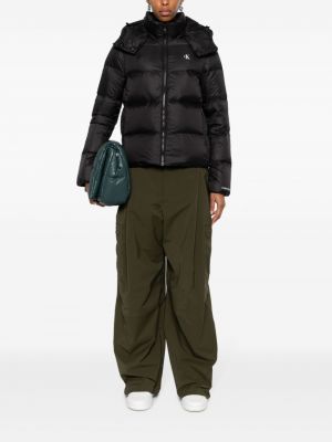 Péřová bunda s potiskem Calvin Klein černá