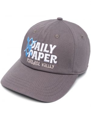 Памучна шапка с козирки бродирана Daily Paper сиво