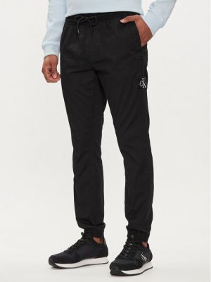 Панталони jogger skinny Calvin Klein Jeans черно