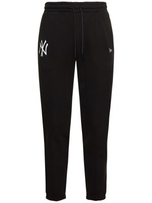Памучни панталони jogger New Era черно