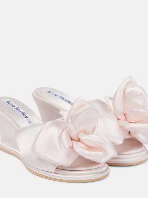 Gėlėtos sandalai satino ant pleištinio kulniuko Acne Studios rožinė