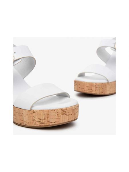 Elegante sandalias de cuero Nerogiardini blanco