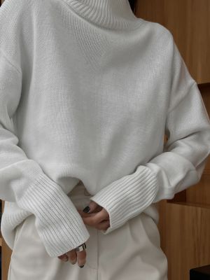 Priliehavý sveter Madmext biela