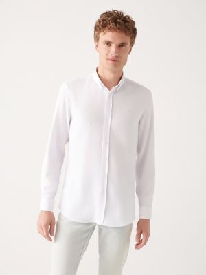 Приталенная рубашка с воротником на пуговицах Avva белая