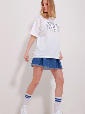 Oversize t-krekls ar izšuvumiem Trend Alaçatı Stili balts