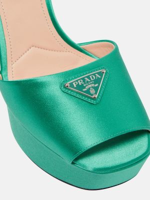 Saténové sandále na platforme Prada zelená