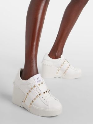 Δερμάτινα sneakers με τακούνι-σφήνα Valentino Garavani λευκό