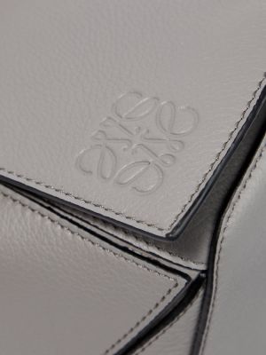 Kožená crossbody kabelka Loewe sivá