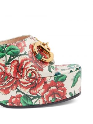Sandały w kwiatki na platformie z nadrukiem Gucci białe
