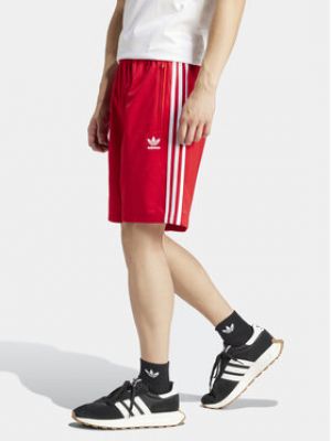 Des sports shorts Adidas rouge