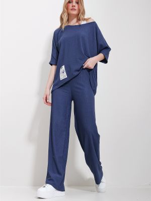 Kalhoty s lodičkovým výstřihem Trend Alaçatı Stili modré