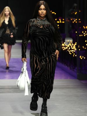 Кадифена миди рокля Versace черно