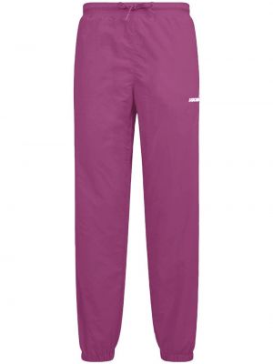 Teplákové nohavice s výšivkou Stadium Goods® fialová