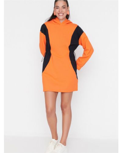 Šaty s kapucí Trendyol oranžové